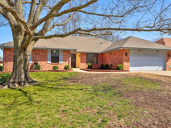 2nd image of 313 Club House Dr