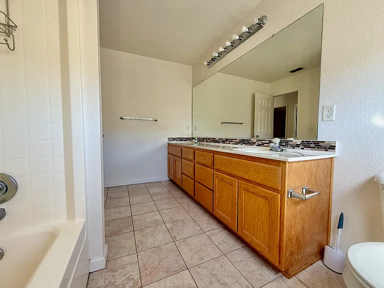 4051 Pine Lake Cir — Photo 18