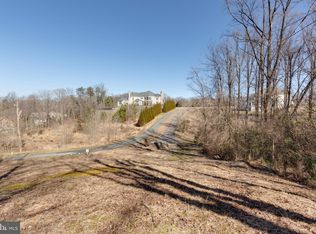 9109 Dara Ln, Great Falls, VA 22066