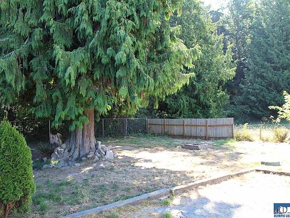 4th image of 460 E Bluff Dr