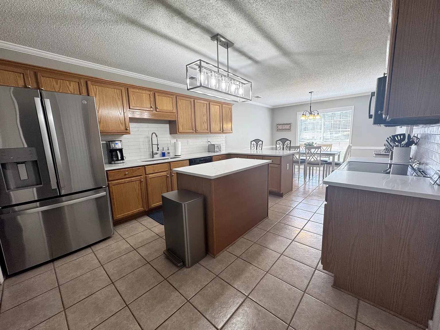 4 bed, 2.5 bath, 2409 sqft, $5,970 — Photo 3