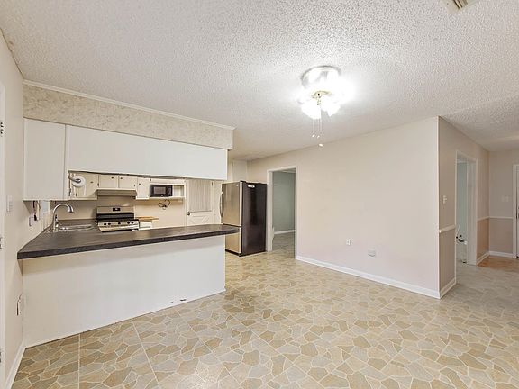 5th image of 111 Piping Rock Dr