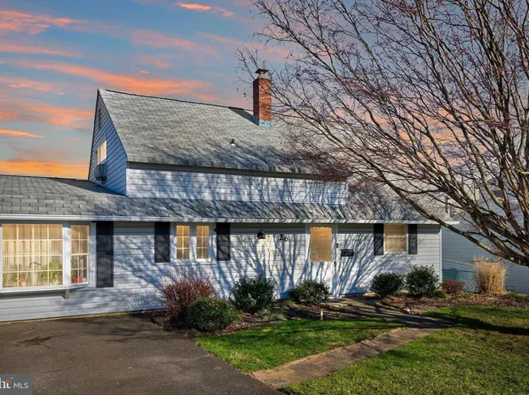 26 Apricot Ln, Levittown, PA 19055