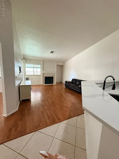 4 bed, 2.0 bath, 1957 sqft, $2,530 — Photo 4