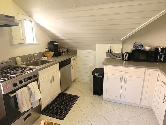 3rd image of 5826 Willoughby Ave #3