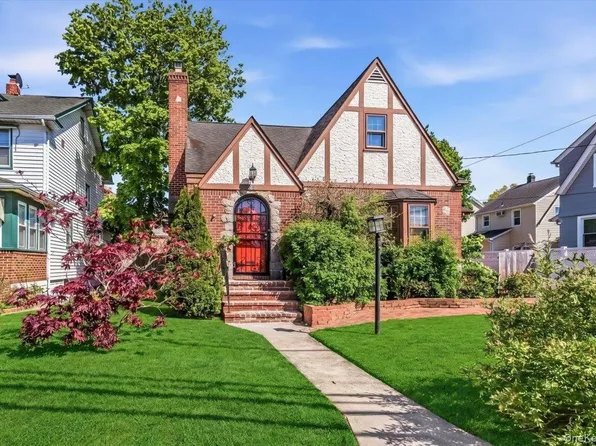 33 Emerson Place, Valley Stream, NY 11580