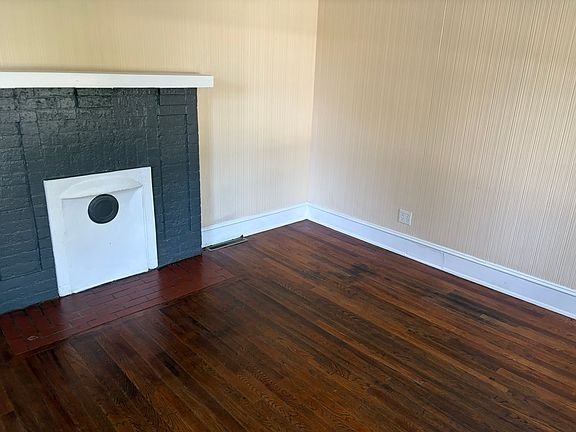 5th image of 605 Acorn St