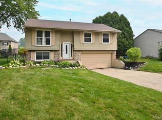 2939 Winter Dr, Troy, MI 48083