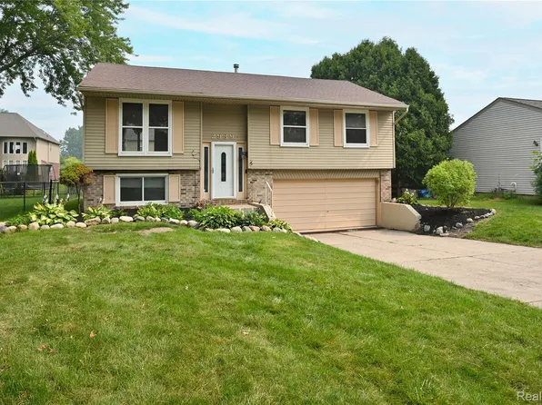 2939 Winter Dr, Troy, MI 48083
