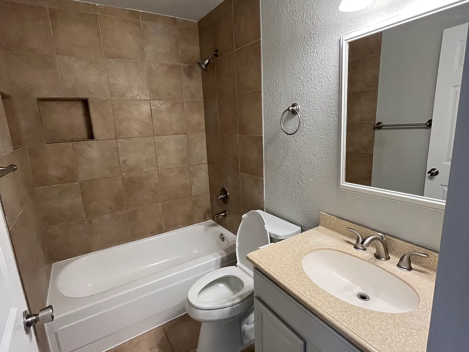 3 bed, 961 sqft, $2,500 — Photo 3