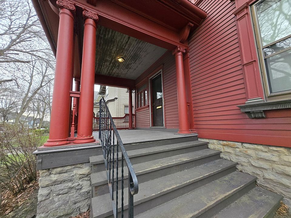 1st image of 11 Birch Cres #4