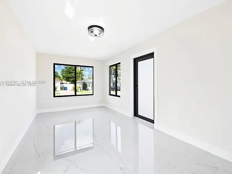 721 SW 5th Ct #0 — Photo 3