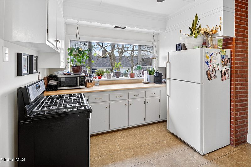 4th image of 320 Spring Avenue