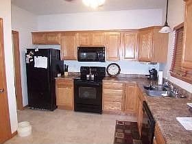 Large, open kitchen w/ pantry.