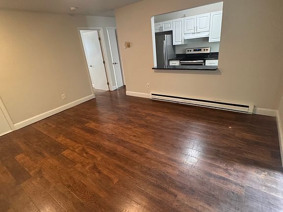 4th image of 19 Somers St Unit B8
