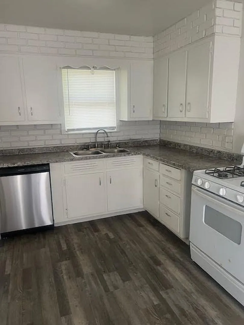 3520 Pine Ave — Photo 3