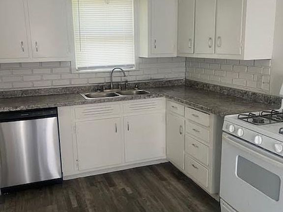 3rd image of 3520 Pine Ave