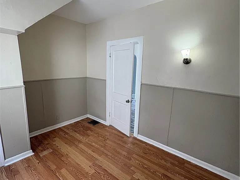 233 Laird Ave — Photo 15