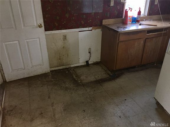 3rd image of 2506 N Puget Sound Ave