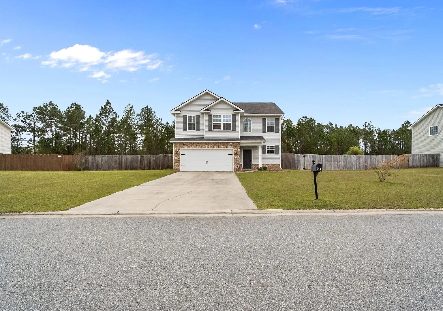 Spacious 3BR Home with Fenced Yard Near Ft. Stewart — Photo 3