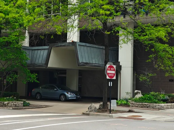 201 E Chestnut St APT 17C, Chicago, IL 60611