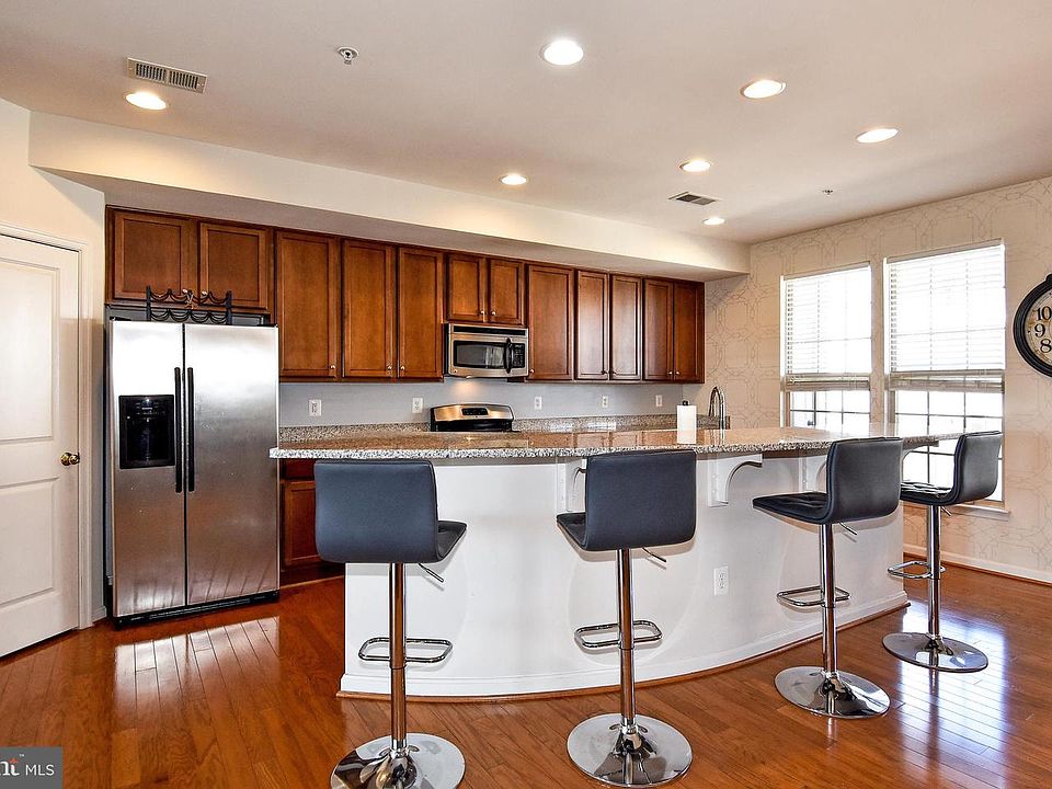 1st image of 7947 Crescent Park Dr #152