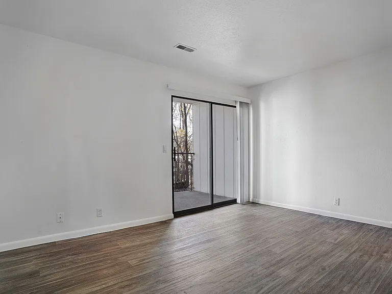 Woodlawn Apartment Homes — Photo 11