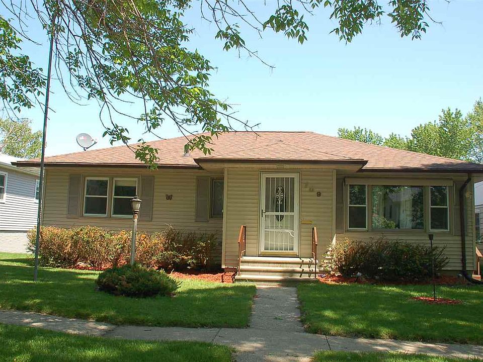 1st image of 709 2nd Ave NE