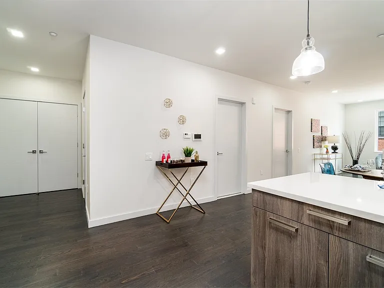 6122 Hudson Ave #2K — Photo 10