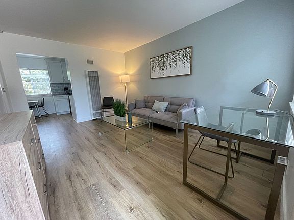 3rd image of 2604-2606 S Aviation Blvd #2606D