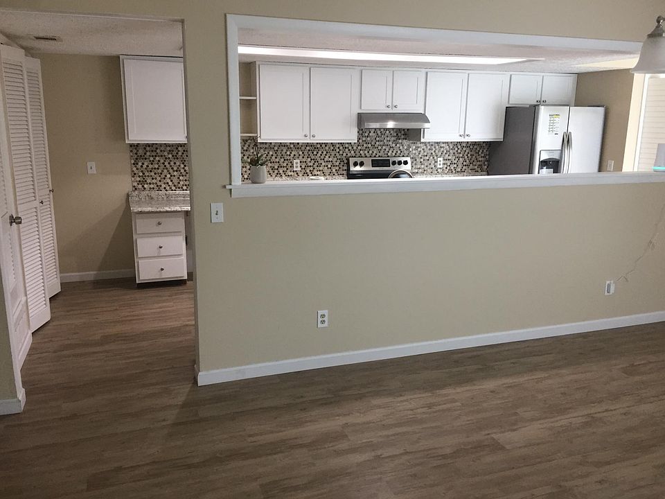 Dining Room looking into Kitchen