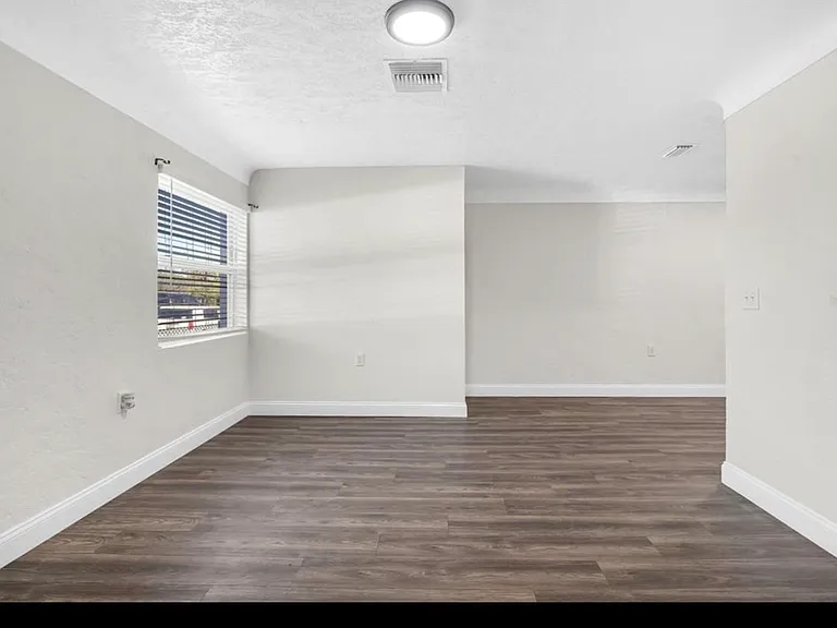 2140 22nd Ave S — Photo 2