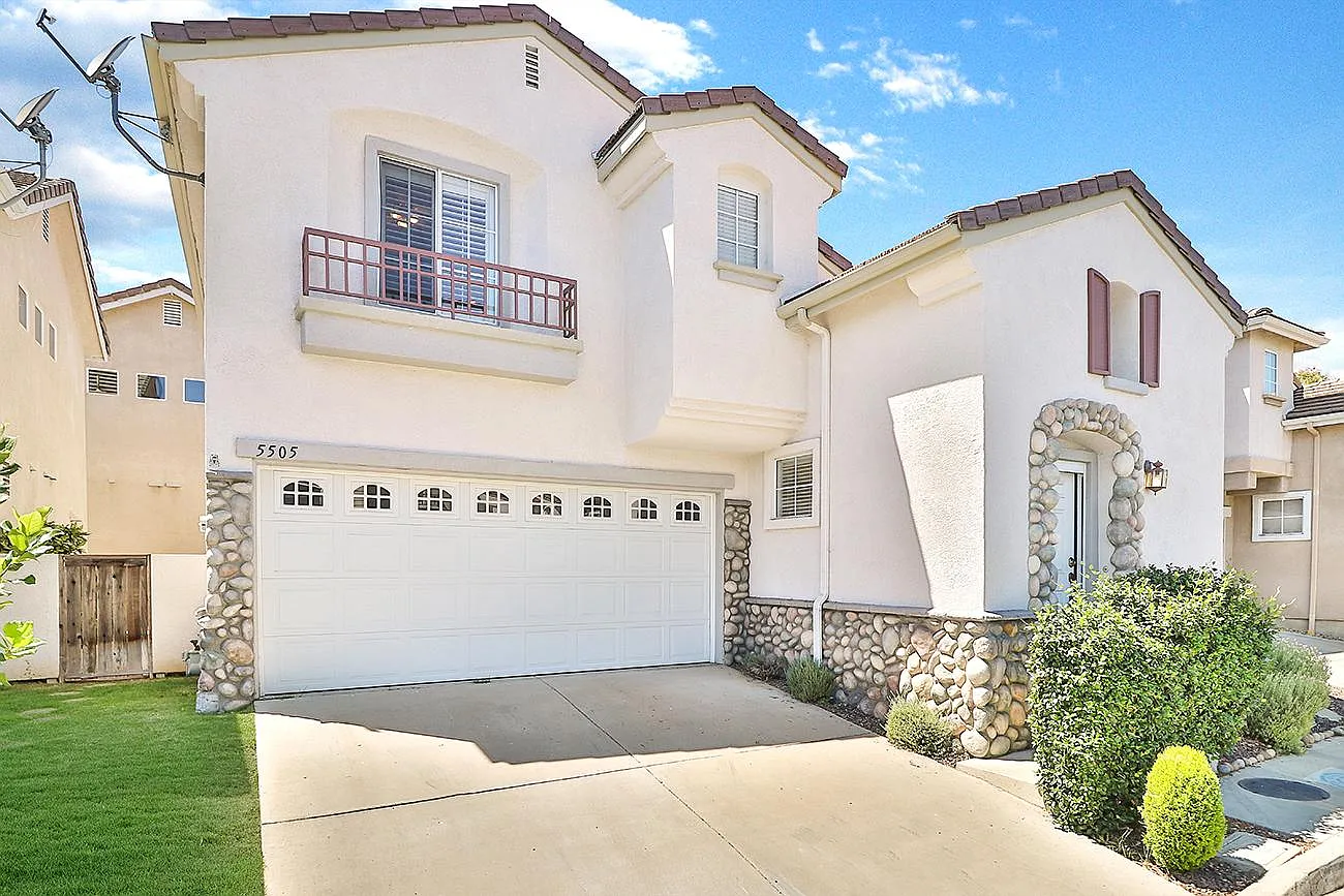 4 bed, 2.5 bath, 1569 sqft, $4,400 — Photo 1