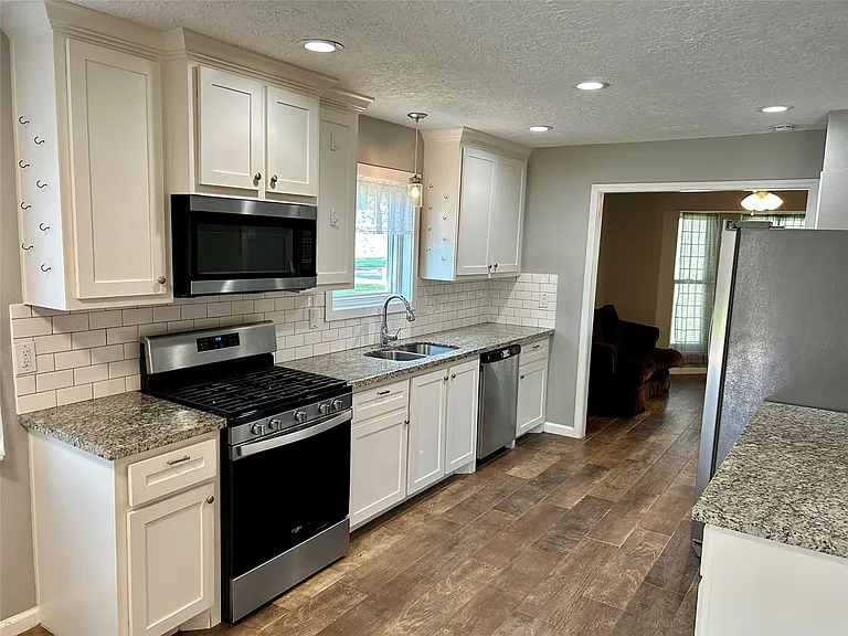 3319 Meadowcreek Dr — Photo 3