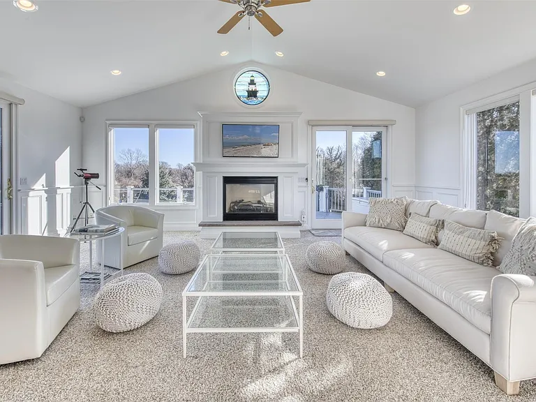 300 Latham Ln — Photo 5