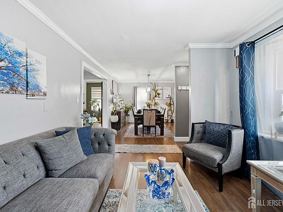 4th image of 566 E Woodbridge Ave