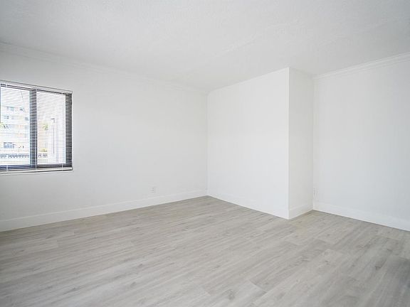 5th image of 7925 Crespi Blvd Unit 3-7925R