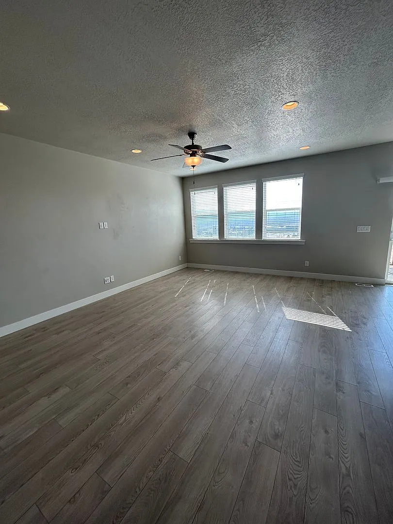 Building Photo - 2309 W Cresthaven Ln
