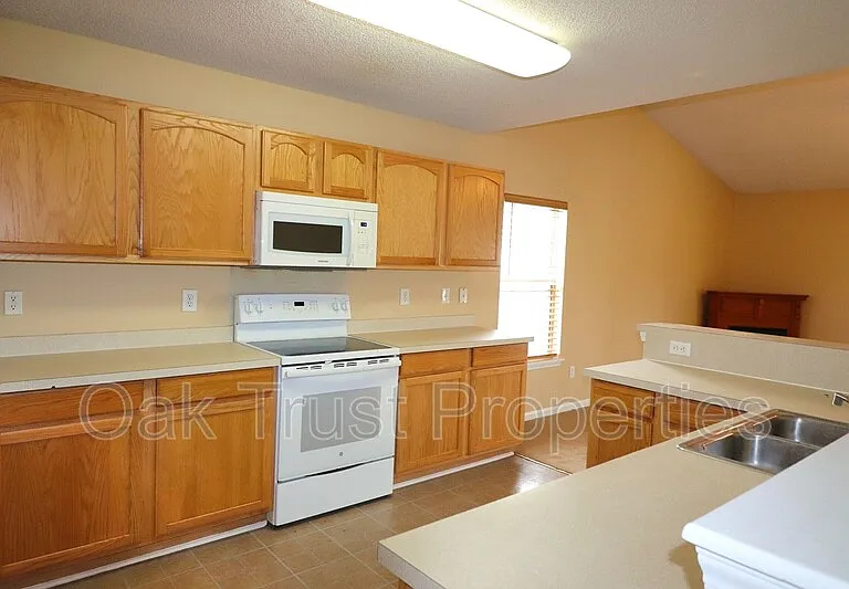 538 Holiday Dr — Photo 9