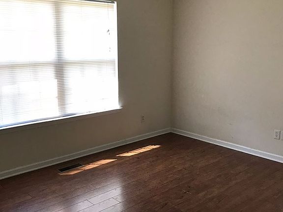 5th image of 903B Worth St