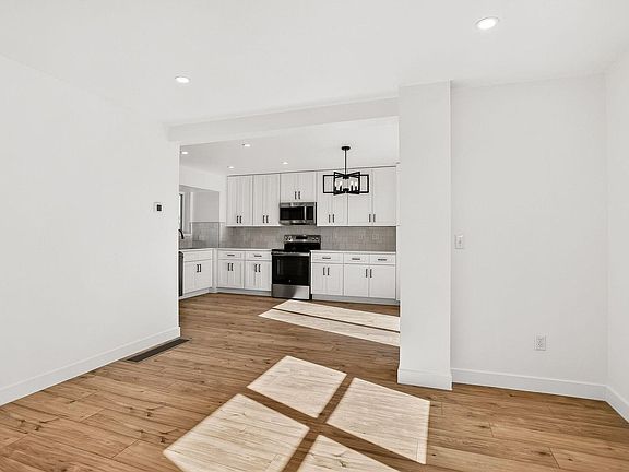 2nd image of 1618 Longbow Ct