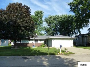 230 Crestwood Dr, Lincoln, IL 62656