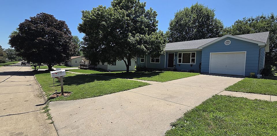 1st image of 925 Reavis St
