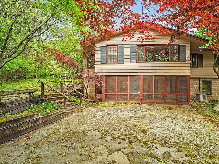 102 Corson Pl — Photo 2