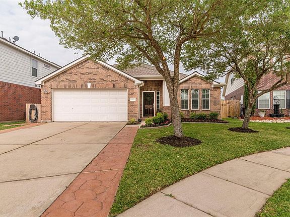 A Closer Look Of The Front Elevation At 425 Creekpoint CT With Extra Wide Driveway. Located On A Quiet Cul-De-Sac Street. Recent Roof 2018 NO FLOODING FROM HARVEY