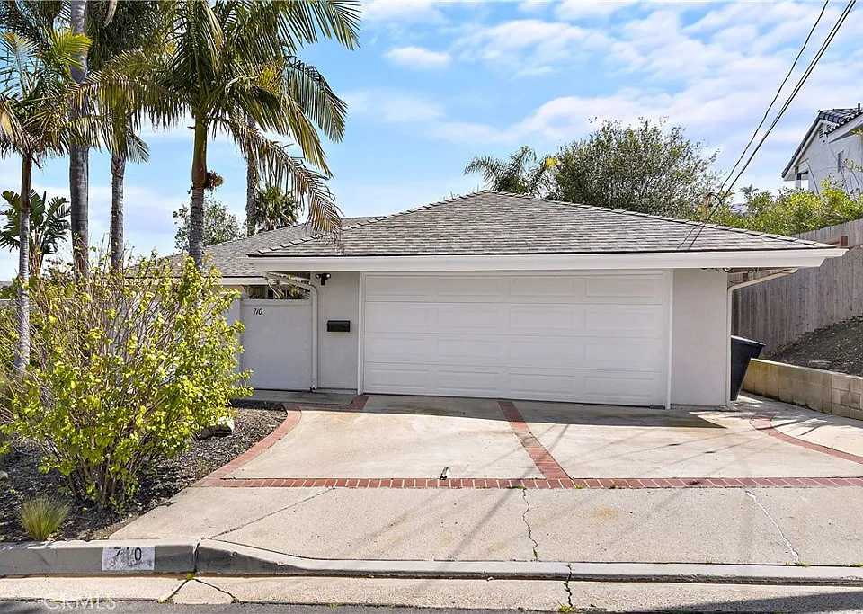 710 Avenida Columbo