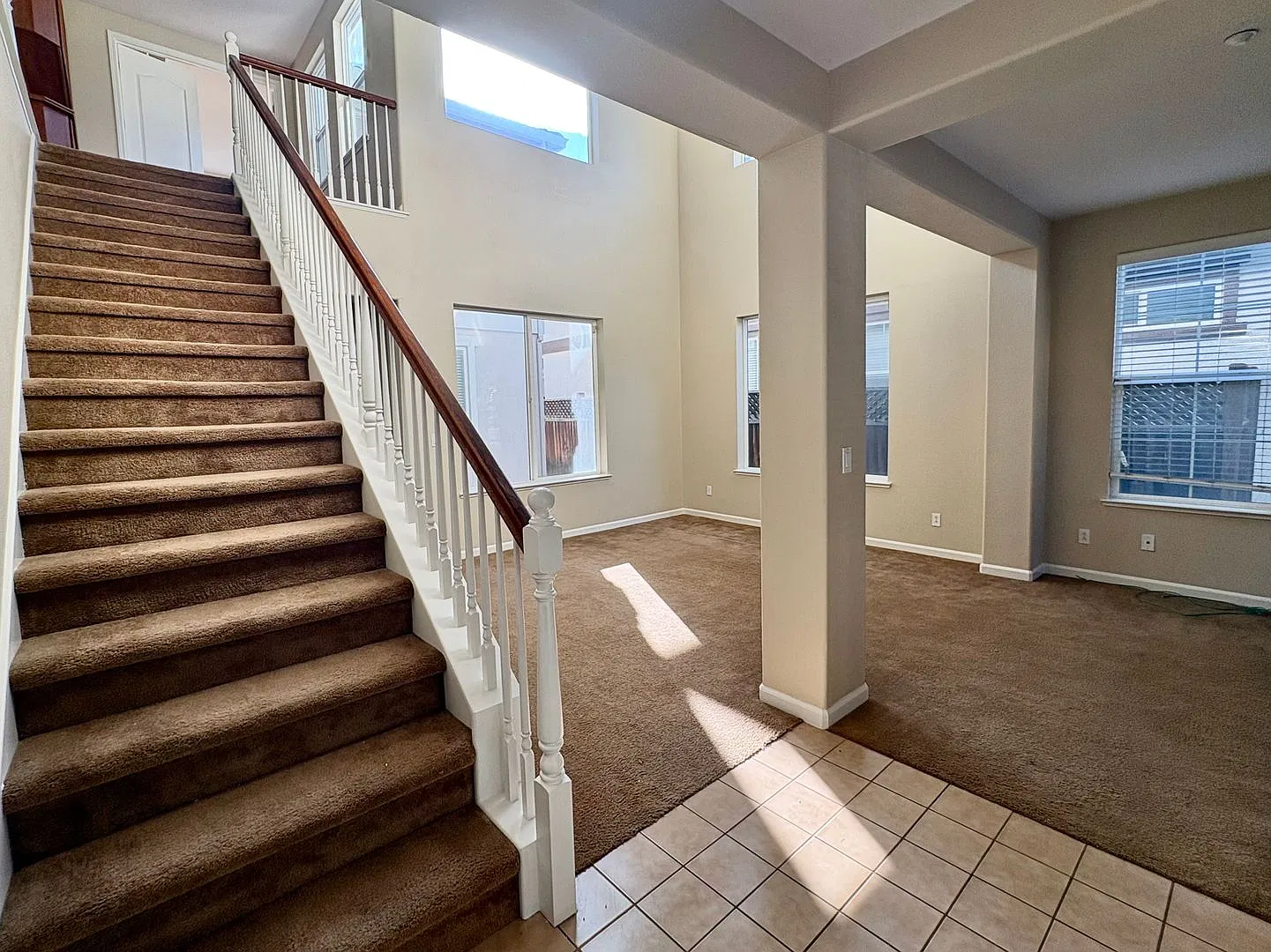 Beautiful 4 Bed, 3.5 Bath in Brentwood — Photo 2