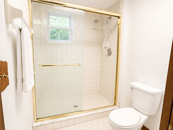5th image of 1156 Pilgrim Ave