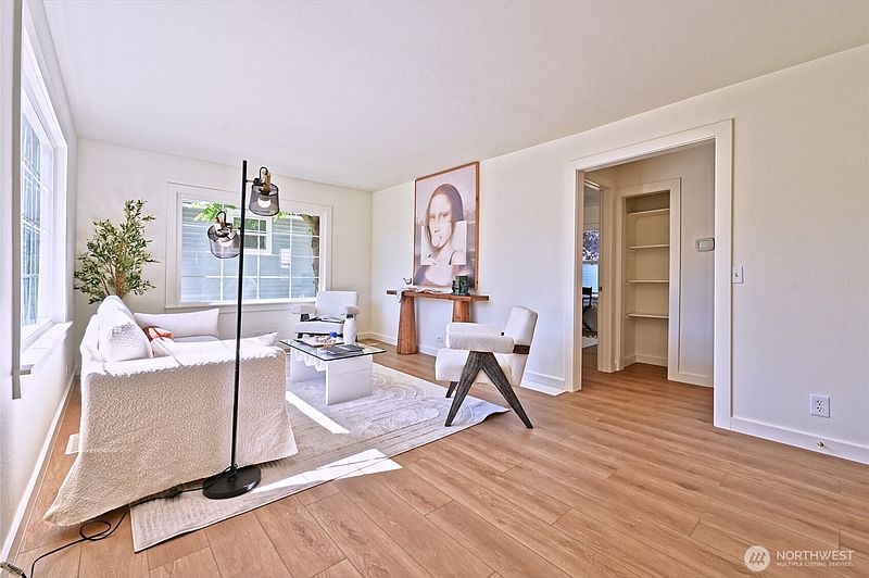 4th image of 421 Wells Avenue N