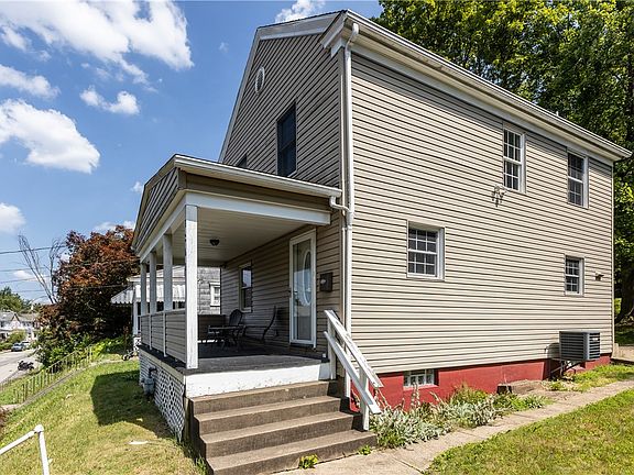 2nd image of 1301 Wade St